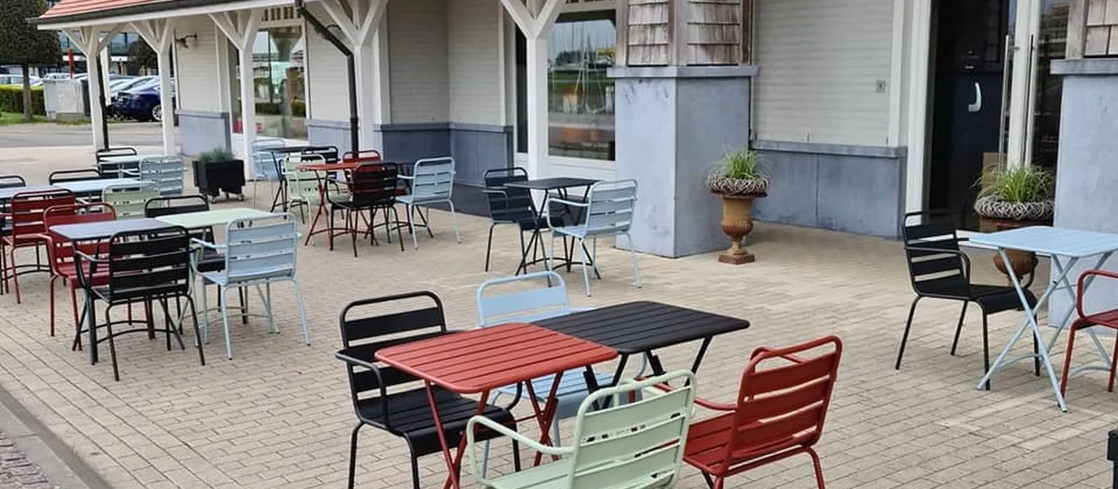 1758786380-Terras vooraan